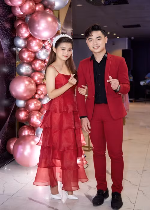 Nữ ca sĩ thân thiết với ca sĩ Trường Sang khi tham gia sự kiện.