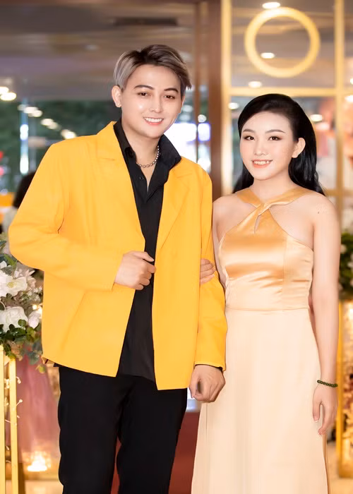 Thiêng Ngân mặc gợi cảm, chụp ảnh cùng ca sĩ Duy Uno.