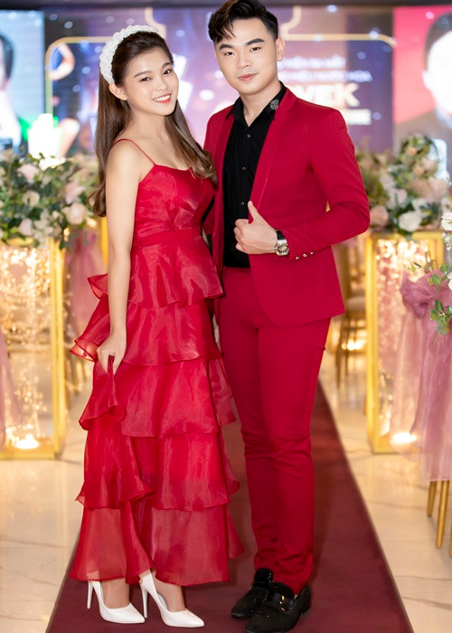 Thiêng Ngân, Tuyết Nhung - con gái nuôi của Phi Nhung mặc gợi cảm dự sự kiện Thieng Ngan, Tuyet Nhung - con gai nuoi cua Phi Nhung mac goi cam du su kien