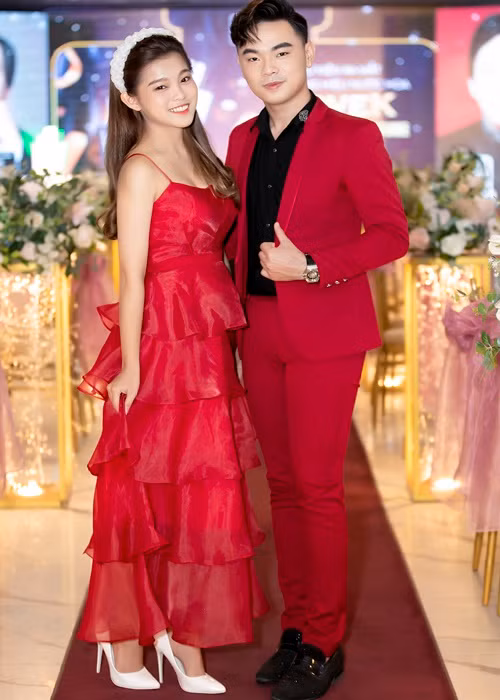 Thieng Ngan, Tuyet Nhung - con gai nuoi cua Phi Nhung mac goi cam du su kien