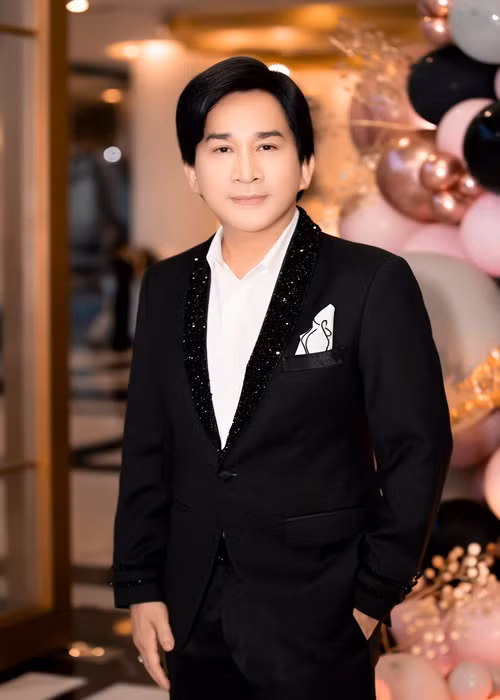 Kim Tử Long vừa hoạt động nghệ thuật vừa kinh doanh.