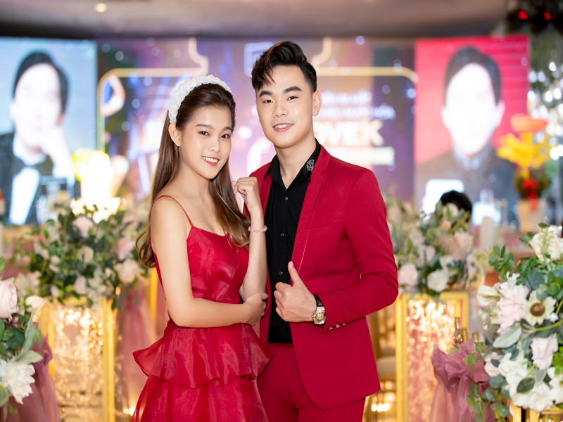 Con nuôi Phi Nhung khoe vẻ gợi cảm trong chiếc váy hai dây.