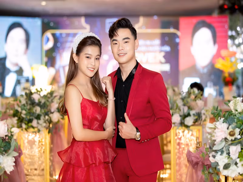 Con nuôi Phi Nhung khoe vẻ gợi cảm trong chiếc váy hai dây.