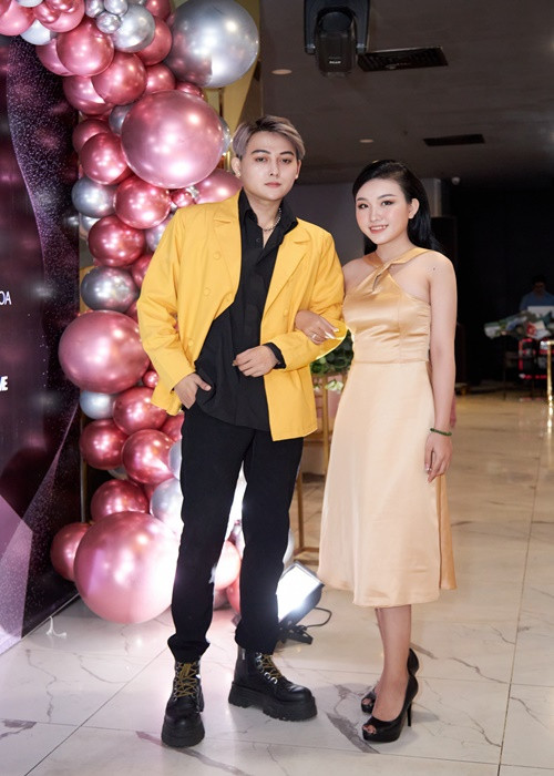 Thiêng Ngân - một người con gái nuôi khác của Phi Nhung cũng tham gia sự kiện.