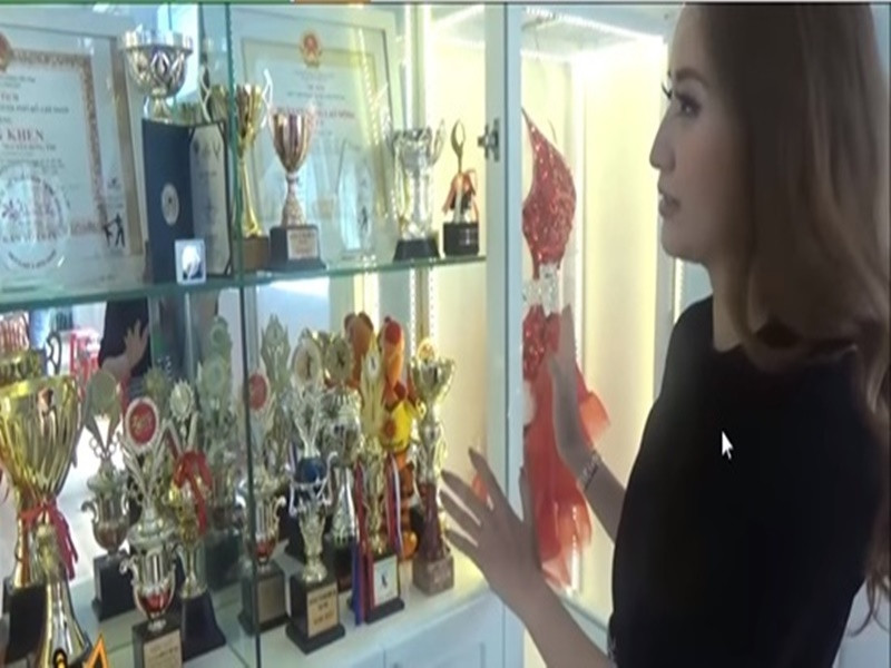 Năm 2016, nữ hoàng dancesport Khánh Thi khoe "kho" huy chương, cúp vàng, giấy khen. Ảnh: Vietnamnet