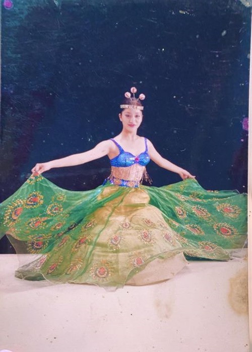 Theo Đang Yêu, ngay từ khi còn học ở trường, Khánh Thi khẳng định được năng khiếu của mình ở bộ môn múa. Thậm chí, cô giành được vị trí múa chính trong một đoàn múa thời đó. Ảnh: FBNV