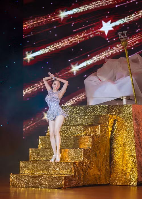 Năm 2017, Khánh Thi tổ chức liveshow đầu tiên trong sự nghiệp đánh dấu chặng đường 25 năm vừa nhảy múa, vừa hát hết mình. Ảnh: Thể thao văn hóa