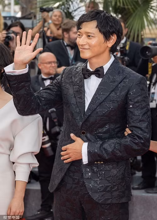 Kang Dong Won - nam chính của phim "Broker" khoe vẻ điển trai trên thảm đỏ. Ảnh: Sina