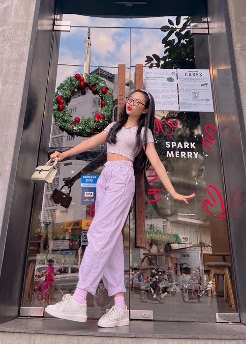 Phương Mỹ Chi khoe eo với áo croptop, ăn gian chiều cao bằng quần cạp cao. Ảnh: FBNV