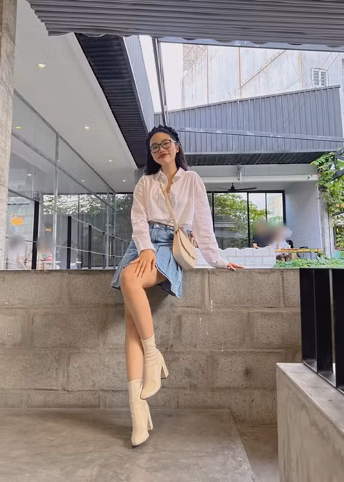 Nữ ca sĩ được khen ăn mặc hợp mốt, phù hợp với lứa tuổi. Ảnh: FBNV