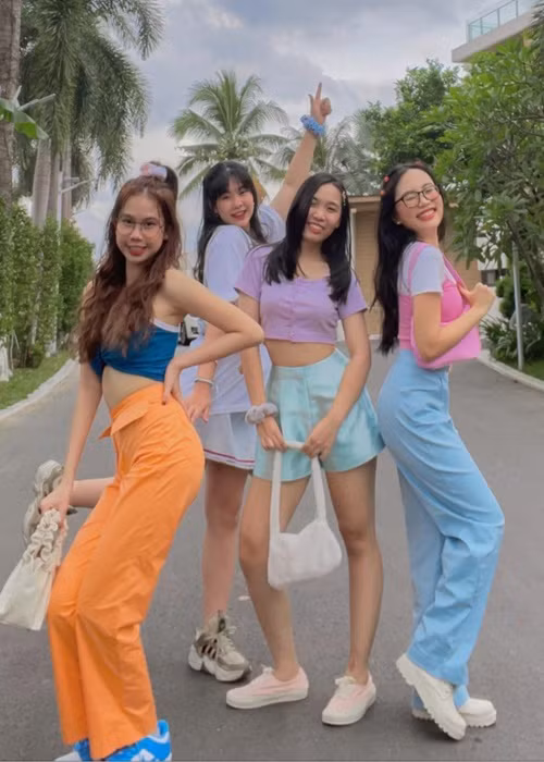 Phương Mỹ Chi là thiếu nữ xinh đẹp, trẻ trung, không còn là cô nhóc gầy gò, làn da ngăm đen, mặc đơn giản ngày nào. Ảnh: FBNV