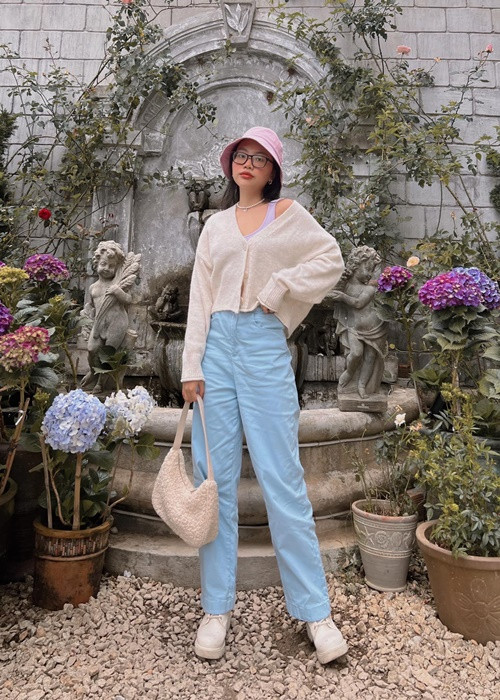 Nữ ca sĩ khéo léo kết hợp quần cạp cao với áo croptop, áo cardigan bên ngoài. Ảnh: FBNV