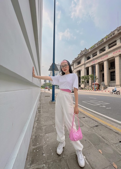 Phương Mỹ Chi sử dụng phụ kiện túi, giày phù hợp với trang phục. Ảnh: FBNV