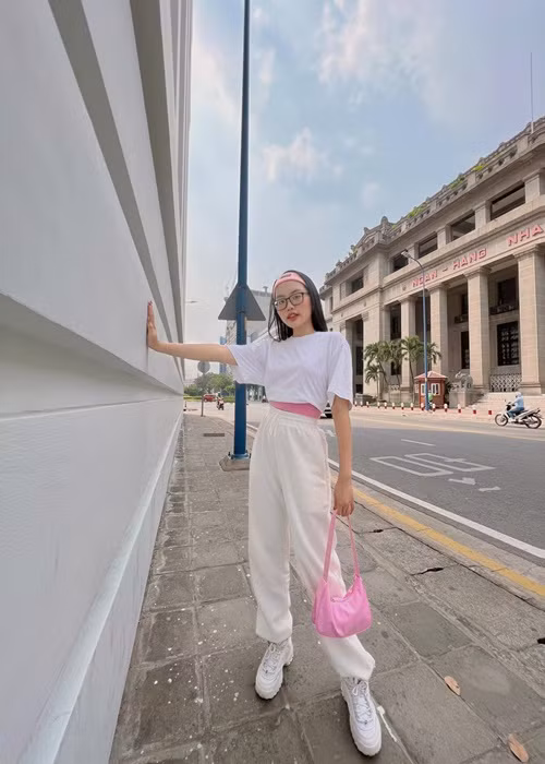 Phương Mỹ Chi sử dụng phụ kiện túi, giày phù hợp với trang phục. Ảnh: FBNV