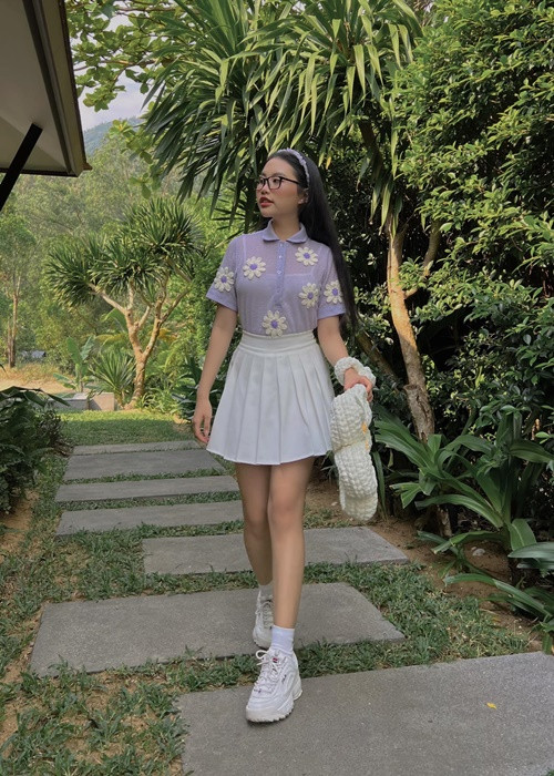 Nữ ca sĩ không sà đà lựa chọn trang phục quá hở hang. Ảnh: FBNV