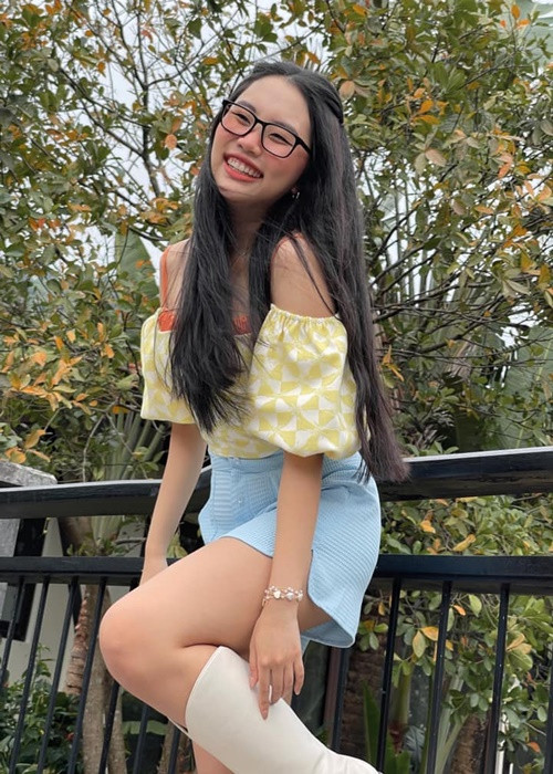 Nữ ca sĩ thường xuyên sử dụng trang phục, phụ kiện bình dân, phổ biến, thi thoảng mới diện đồ hiệu đắt đỏ. Ảnh: FBNV