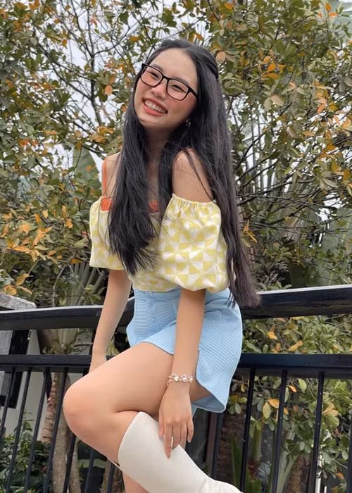 Nữ ca sĩ thường xuyên sử dụng trang phục, phụ kiện bình dân, phổ biến, thi thoảng mới diện đồ hiệu đắt đỏ. Ảnh: FBNV