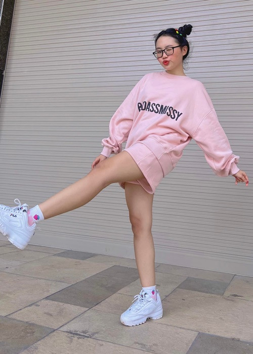 Ăn mặc không quá cầu kỳ nhưng Phương Mỹ Chi vẫn hút mọi ánh nhìn. Ảnh: FBNV