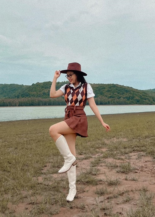 Style của Phương Mỹ Chi gợi cảm vừa đủ, đúng lứa tuổi. Ảnh: FBNV