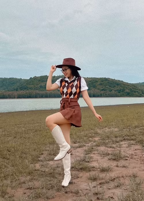 Style của Phương Mỹ Chi gợi cảm vừa đủ, đúng lứa tuổi. Ảnh: FBNV