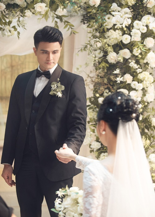 Cả hai thực hiện các nghi thức trong đám cưới. Ảnh: Dân Việt