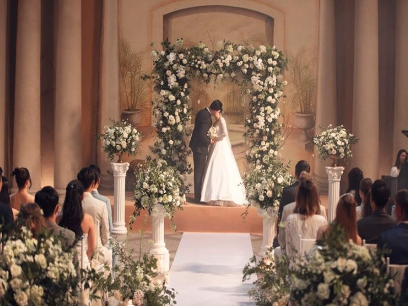 Cả hai khóa môi ngọt ngào trong dự án. Ảnh: Dân Trí