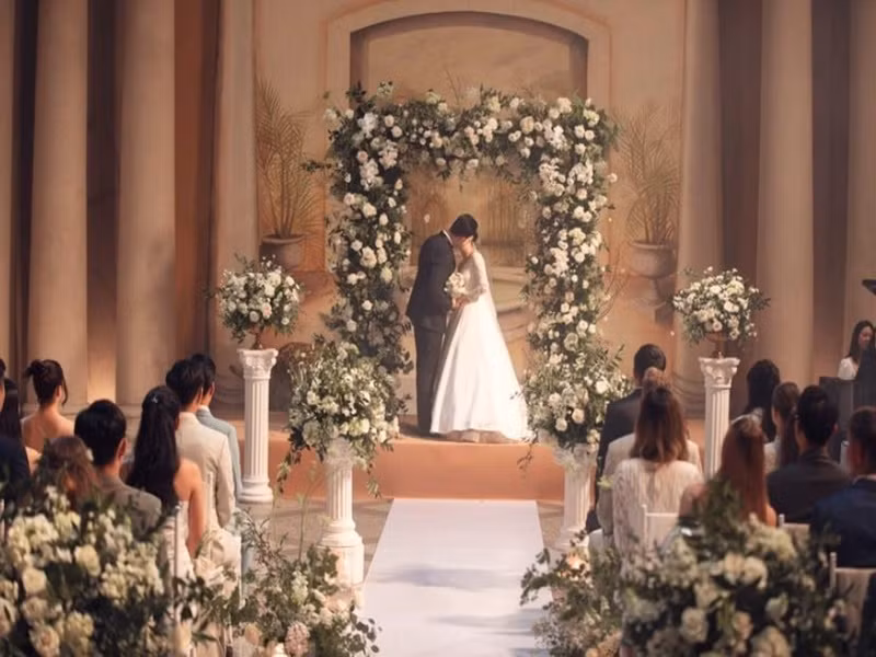 Cả hai khóa môi ngọt ngào trong dự án. Ảnh: Dân Trí