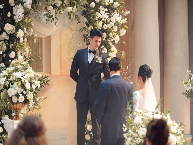 Mới đây, Vĩnh Thụy - Phương Oanh gây bất ngờ khi mặc trang phục cưới bên nhau. Ảnh: Dân Trí