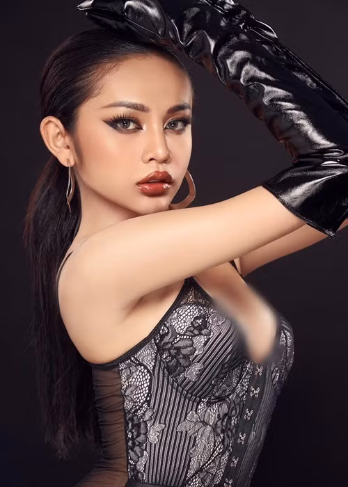 Đến nay, Lương Mỹ Kỳ sở hữu gương mặt rất nữ tính cùng body nóng bỏng.