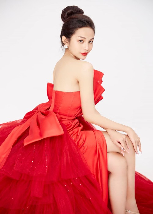 Á hậu Lương Mỹ Kỳ khoe vóc dáng trong những bộ trang phục cúp ngực.