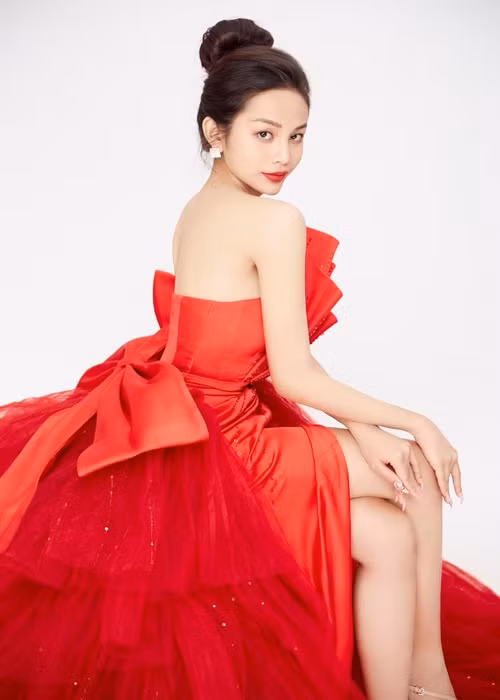 Á hậu Lương Mỹ Kỳ khoe vóc dáng trong những bộ trang phục cúp ngực.