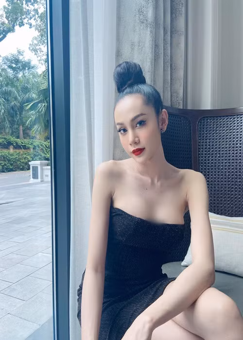 Người đẹp gốc Tiền Giang khẳng định các đường nét trên gương mặt tự nhiên hoàn toàn.