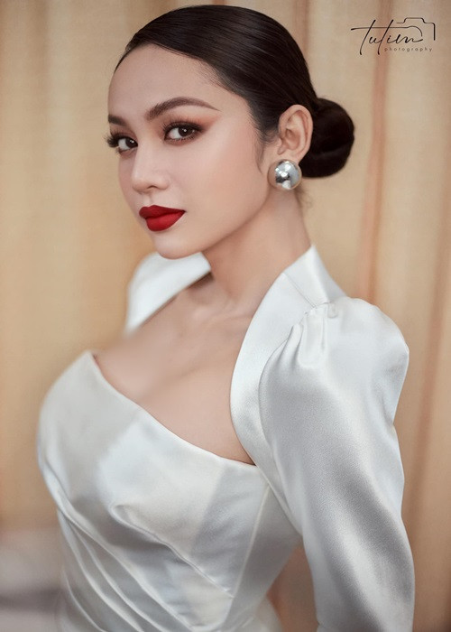 Người đẹp gốc Tiền Giang xây dựng hình ảnh gợi cảm.