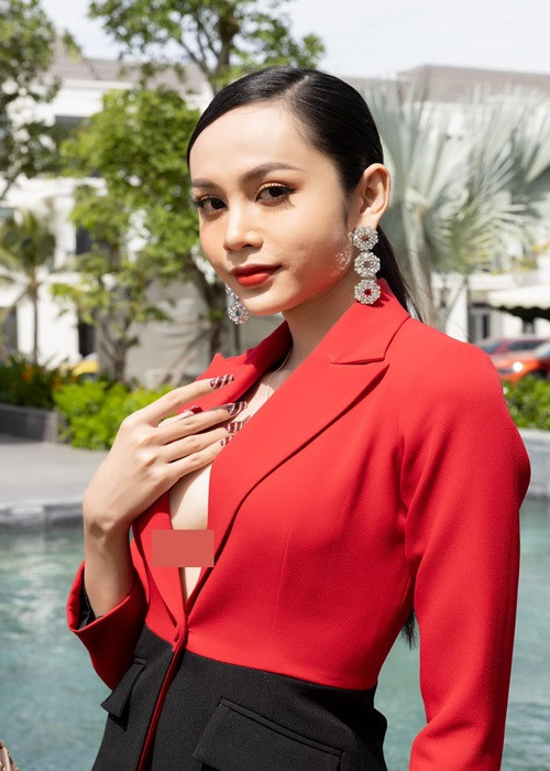 Cách đây không lâu, nàng á hậu 9x mất điểm vì có những lời nói không hay với khán giả khi livestream bàn về màn biểu diễn của mình trên 1 chương trình biểu diễn thời trang.