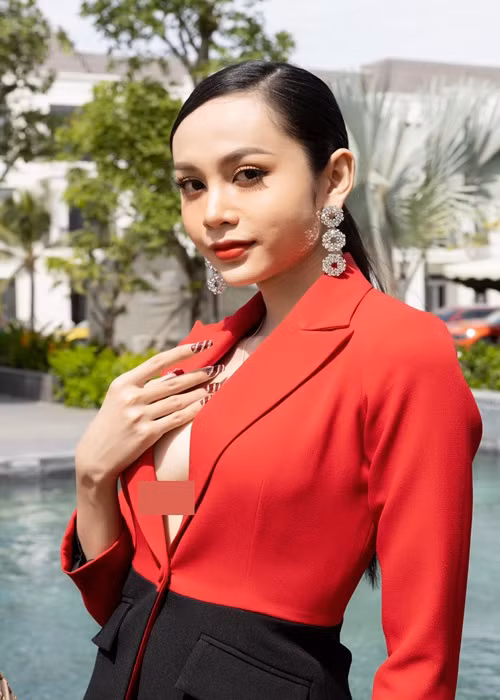 Cách đây không lâu, nàng á hậu 9x mất điểm vì có những lời nói không hay với khán giả khi livestream bàn về màn biểu diễn của mình trên 1 chương trình biểu diễn thời trang.