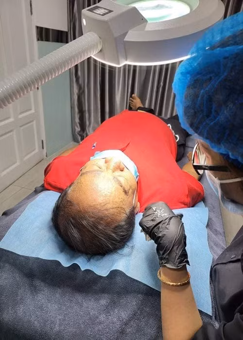 Gia đình của Ngô Thanh Vân cũng bận rộn chuẩn bị cho đám cưới. Bố của nàng đả nữ đi làm chân mày.