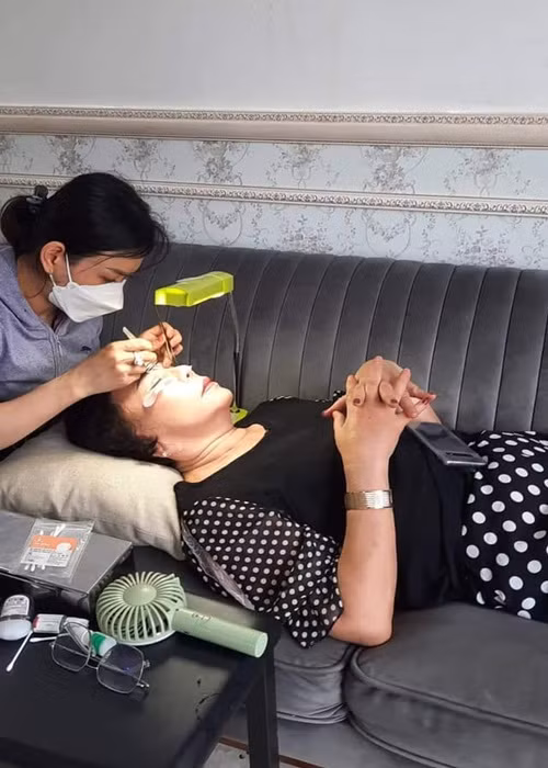 Mẹ của Ngô Thanh Vân gắn lông mi giả.