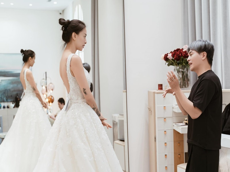 Dù mặc trăm chiếc váy cưới để chụp ảnh, catwalk nhưng cô vẫn vô cùng bối rối chọn váy cưới cho chính mình.