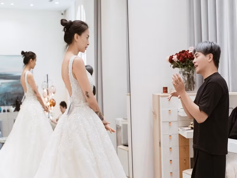 Dù mặc trăm chiếc váy cưới để chụp ảnh, catwalk nhưng cô vẫn vô cùng bối rối chọn váy cưới cho chính mình.