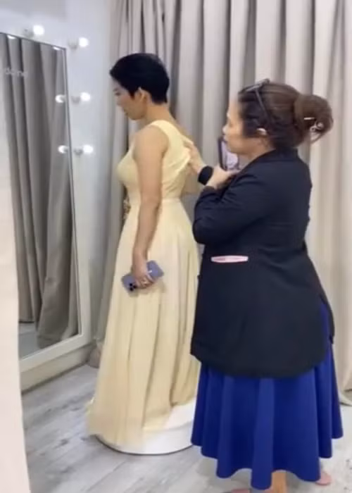 Bạn bè của Ngô Thanh Vân đi may trang phục, làm đẹp để xuất hiện chỉn chu trong đám cưới.