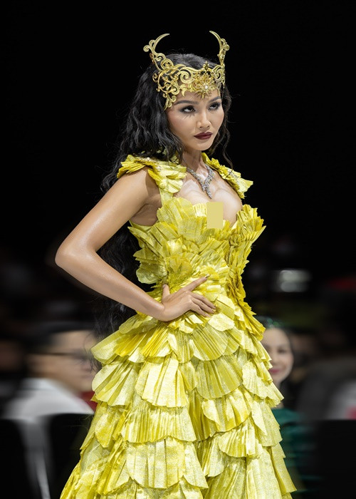 Những chi tiết bông hoa, tia nắng mặt trời được nhà thiết kế cùng ê-kíp làm thủ công tỉ mỉ, đẹp mắt và thực hiện trong hơn một tháng.