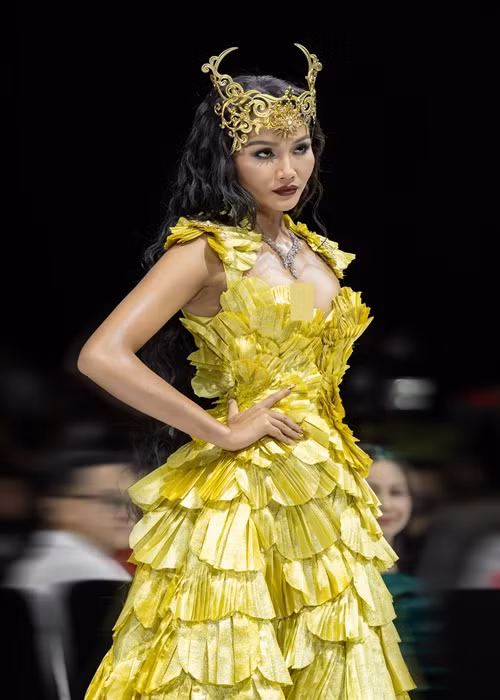 Những chi tiết bông hoa, tia nắng mặt trời được nhà thiết kế cùng ê-kíp làm thủ công tỉ mỉ, đẹp mắt và thực hiện trong hơn một tháng.