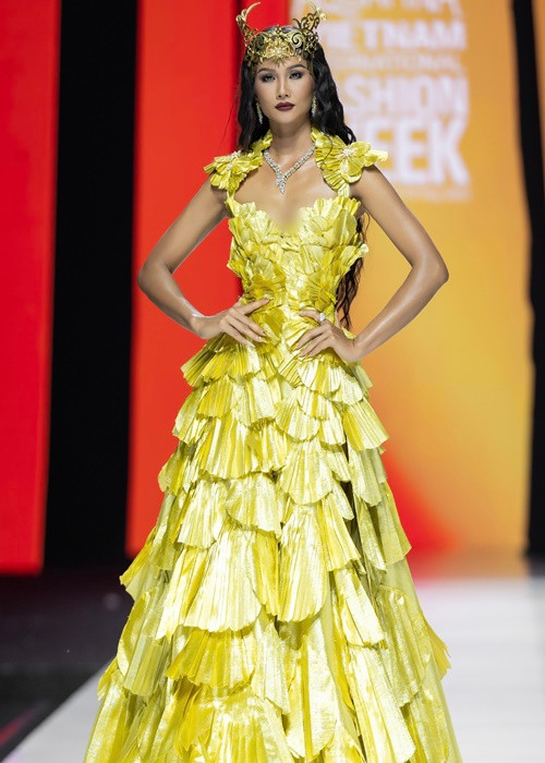 Nàng hoa hậu đảm nhận vai trò vedette ở show của NTK Thảo Nguyễn.