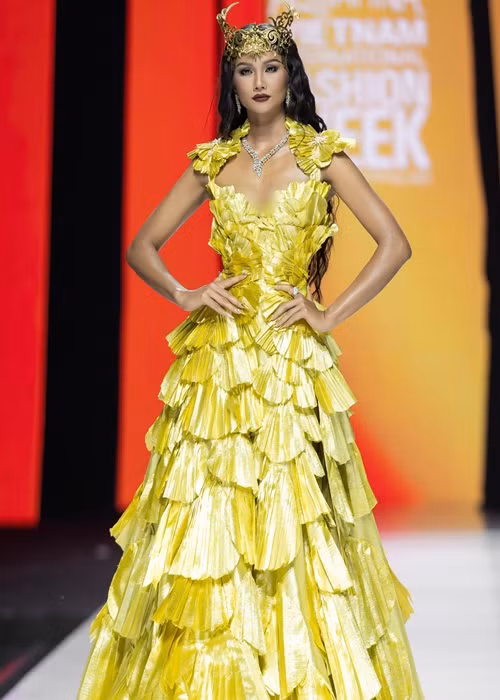 Nàng hoa hậu đảm nhận vai trò vedette ở show của NTK Thảo Nguyễn.