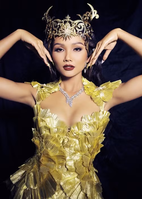 Bộ sưu tập Thảo Nguyễn vừa gửi đến khán giả có tên "Children of the sun" - "Những đứa con của mặt trời".