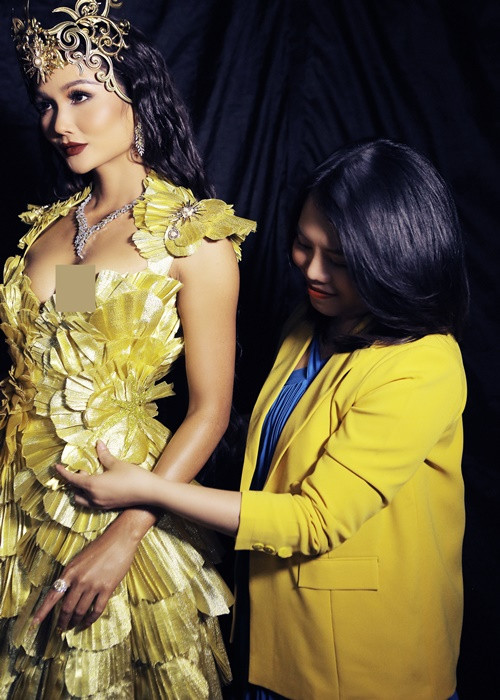 NTK Thảo Nguyên chỉnh sửa trang phục giúp H'hen Niê.