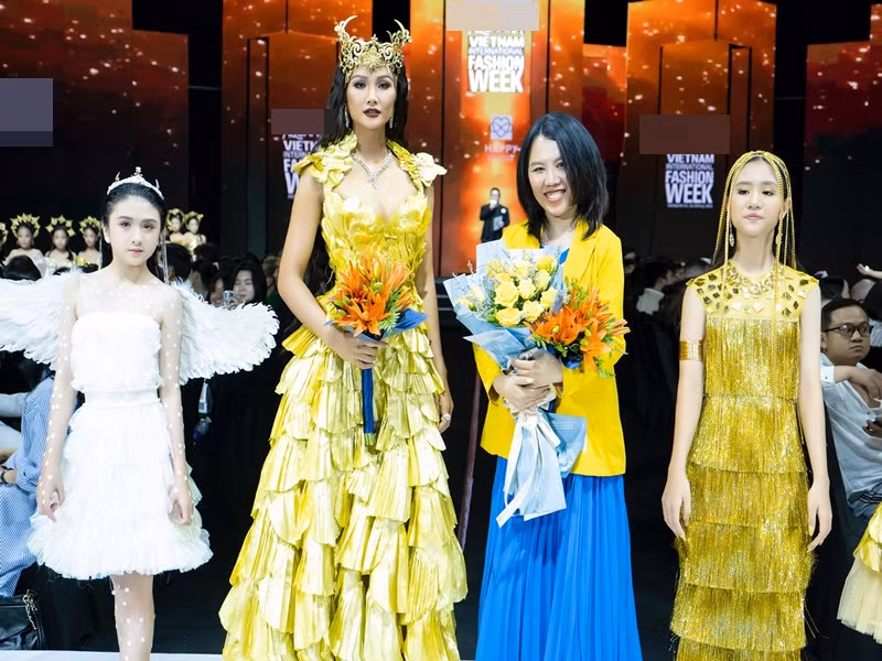 Thảo Nguyễn sinh năm 1991, đến với thời trang năm từ 2008 khi mới 18 tuổi. Lúc này, cô là sinh viên năm nhất của Đại học chuyên ngành thiết kế thời trang.