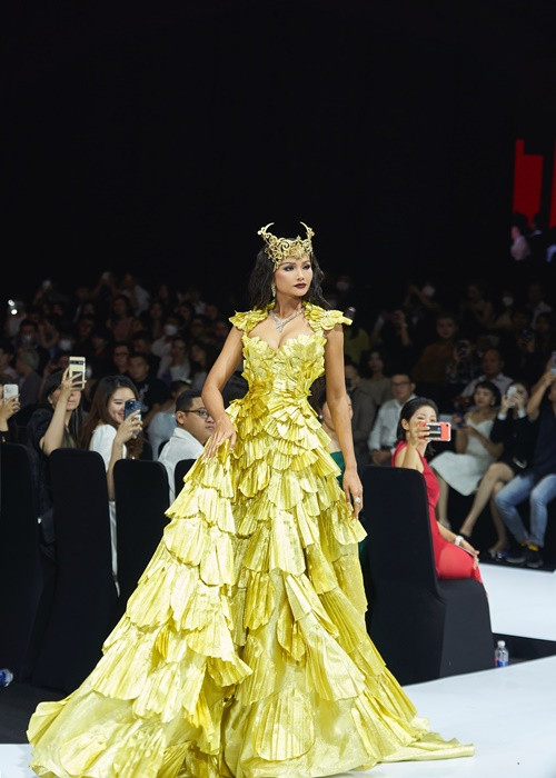 Top 5 Hoa hậu Hoàn vũ Thế giới 2018 mặc bộ đầm vàng ánh kim, làm từ chất liệu tái chế - 100m vải bằng nhựa metallic.
