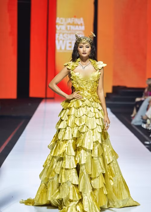 H’hen Nie mac goi cam khoe vong mot cang tran tren san catwalk