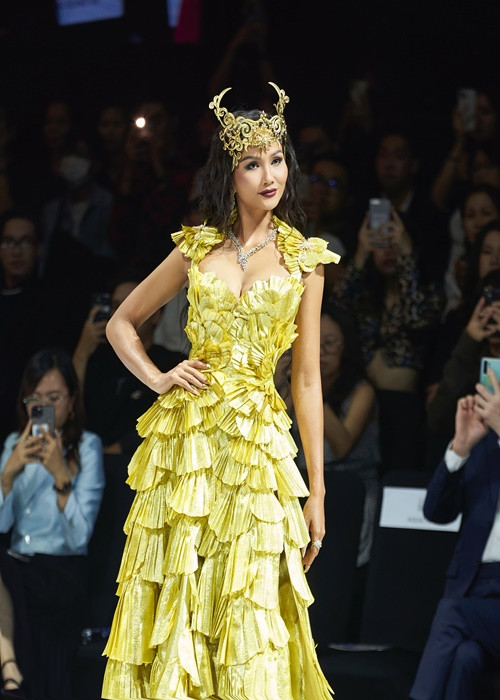 H'hen Niê khoe vòng một căng tràn gợi cảm trong mẫu váy của Thảo Nguyễn.